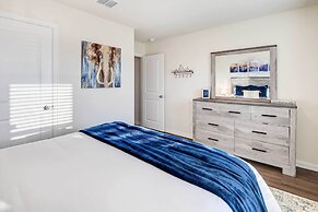 ~ 6 Mi to Waco: Newly Constructed Family Home