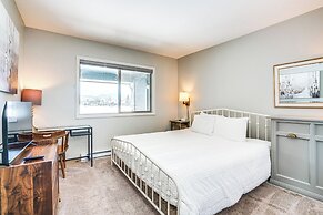 Condo w/ Balcony & Views - Steps to Ski Shuttle!