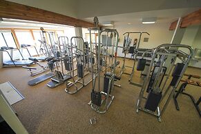 Condo w/ Balcony & Views - Steps to Ski Shuttle!