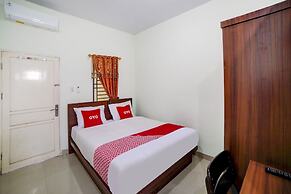 OYO 90773 Shine Guest House Syariah