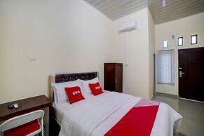 OYO 90773 Shine Guest House Syariah