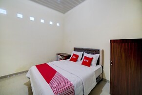 OYO 90773 Shine Guest House Syariah