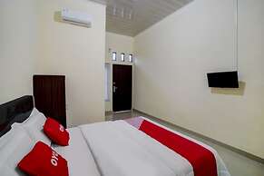 OYO 90773 Shine Guest House Syariah