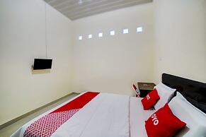 OYO 90773 Shine Guest House Syariah