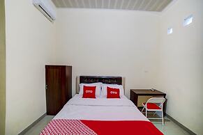 OYO 90773 Shine Guest House Syariah