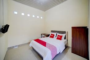 OYO 90773 Shine Guest House Syariah