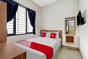 OYO 90688 Marta Residence