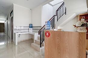 OYO 90688 Marta Residence