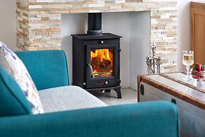 Stunning 1-bed Cottage Near Carlisle With Hot tub