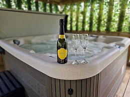 Stunning 1-bed Cottage Near Carlisle With Hot tub