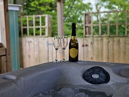 Stunning 1-bed Cottage Near Carlisle With Hot tub