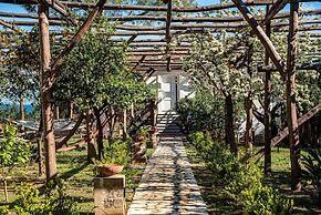 Villa Degli Dei - Private Waterfront Villa