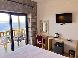 Assos Karadut Taş Otel
