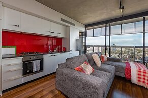 Stylish 2-bed Apt in Southbank With Parking