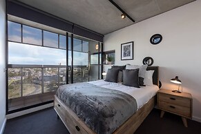 Stylish 2-bed Apt in Southbank With Parking