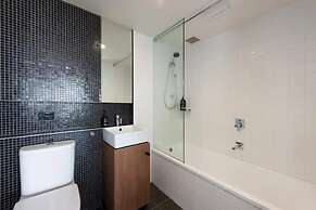 Stylish 2-bed Apt in Southbank With Parking