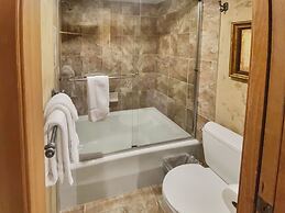 1791 Lakeside Getaway At Deer Valley! Outdoor Heated Pool & Hot Tubs! 