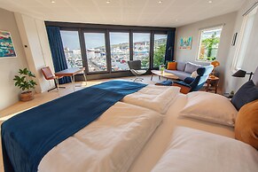 Stunning Marina View - Brand New - City Center