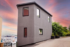 Stunning Marina View - Brand New - City Center