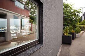 Stunning Marina View - Brand New - City Center