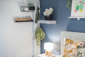 Urban City Apartment by Cloudkeys