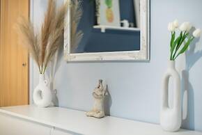 Urban City Apartment by Cloudkeys