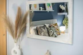 Urban City Apartment by Cloudkeys