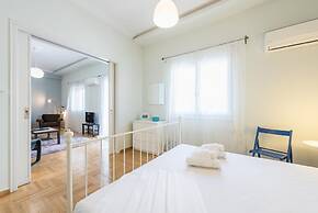 Spacious Acropolis Home by Cloudkeys