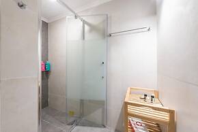 Spacious Acropolis Home by Cloudkeys