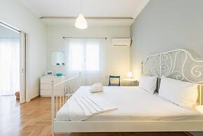 Spacious Acropolis Home by Cloudkeys