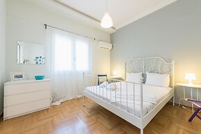 Spacious Acropolis Home by Cloudkeys