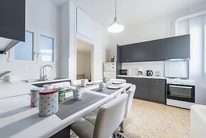 Spacious Acropolis Home by Cloudkeys