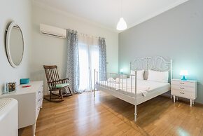 Spacious Acropolis Home by Cloudkeys