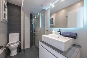 Phaedon Terrace Suite Near Acropolis by Cloudkeys