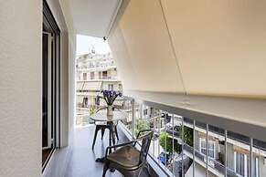 Atmospheric Apartment Near Acropolis by Cloudkeys