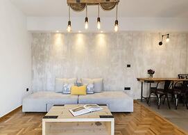 Atmospheric Apartment Near Acropolis by Cloudkeys