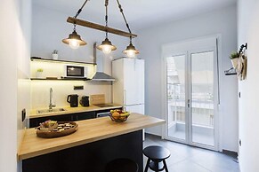 Atmospheric Apartment Near Acropolis by Cloudkeys