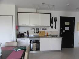 Cozy 1 bed Apartment With Garden and Pool View