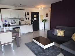 Cozy 1 bed Apartment With Garden and Pool View