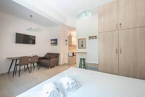 Cozy Acropolis Studio by Cloudkeys