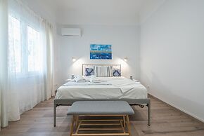 Spacious Family Home in Thisio by Cloudkeys