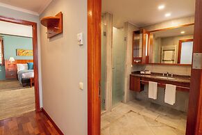 Park Lake Luxury Hotel