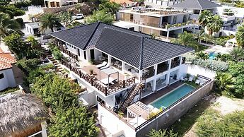 Beautiful Villa With Pool Near the Beach for Groups