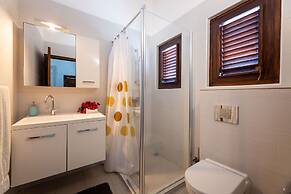 Room in B&B - Breezy Stay - Beautiful Spacious Room in Villa mi Cuna W