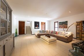 Room in B&B - Breezy Stay - Beautiful Spacious Room in Villa mi Cuna W