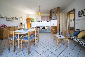 Apartment Immersed in a Large Garden Park Residence Cicladi