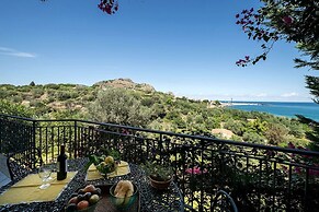 Apartment Immersed in a Large Garden Park Residence Cicladi