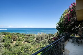 Apartment Immersed in a Large Garden Park Residence Cicladi