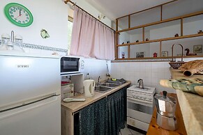 Apartment Immersed in a Large Garden Park Residence Cicladi