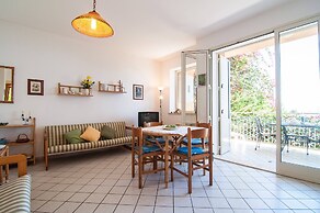 Apartment Immersed in a Large Garden Park Residence Cicladi